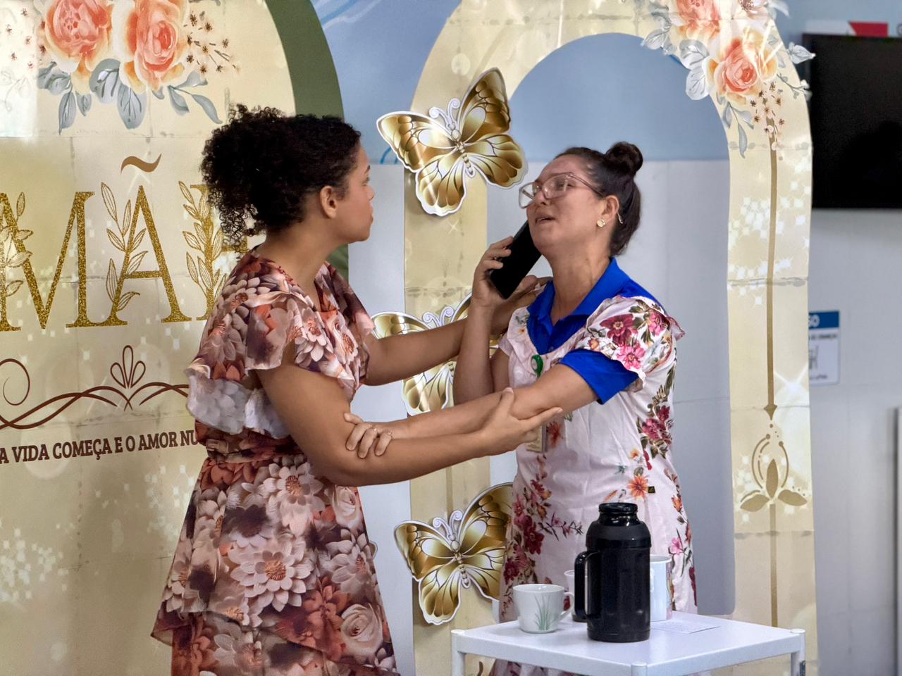 Apresentação teatral — conversa entre as personagens