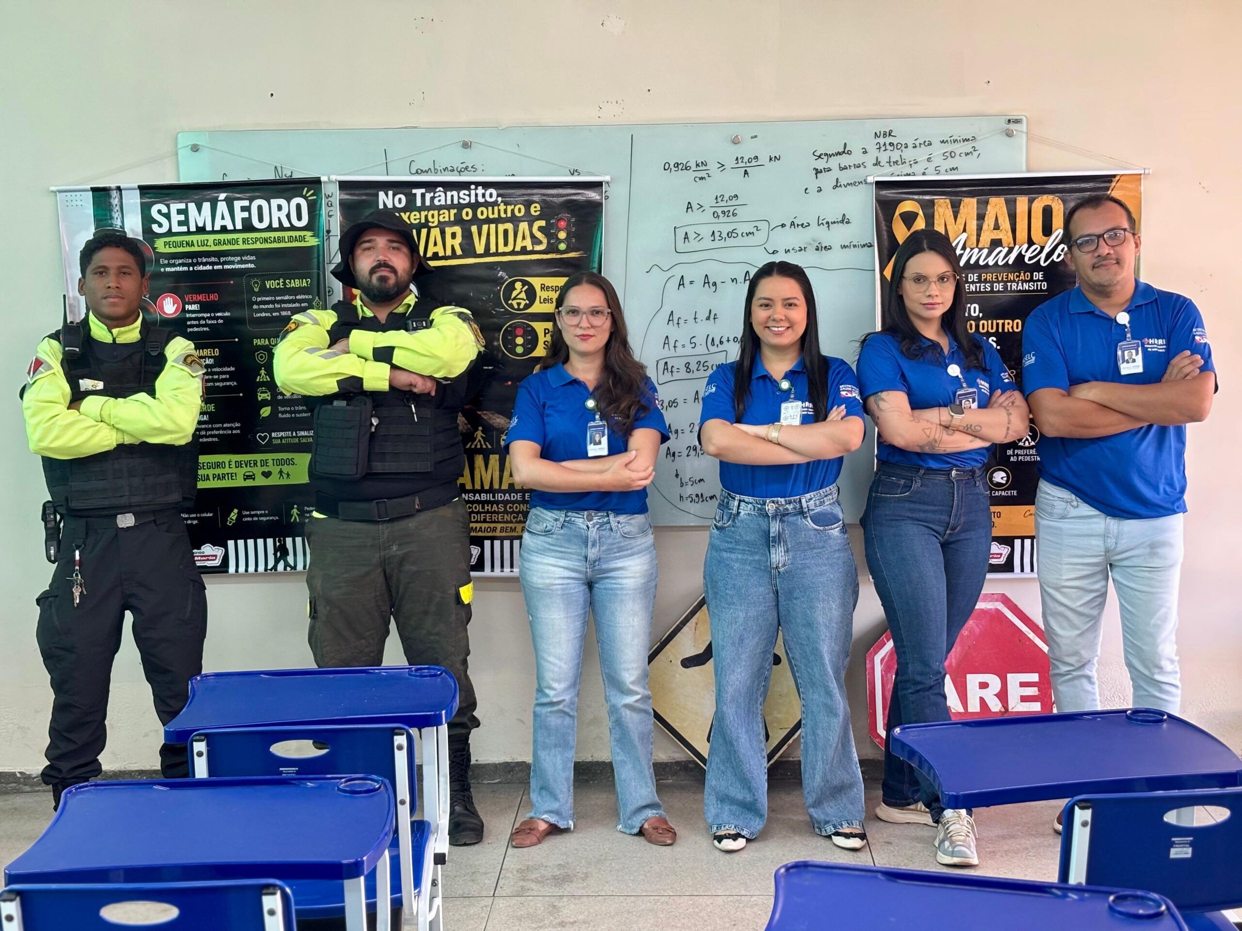 Equipes do DMT e do HRRM reunidas com a faixa da campanha Maio Amarelo