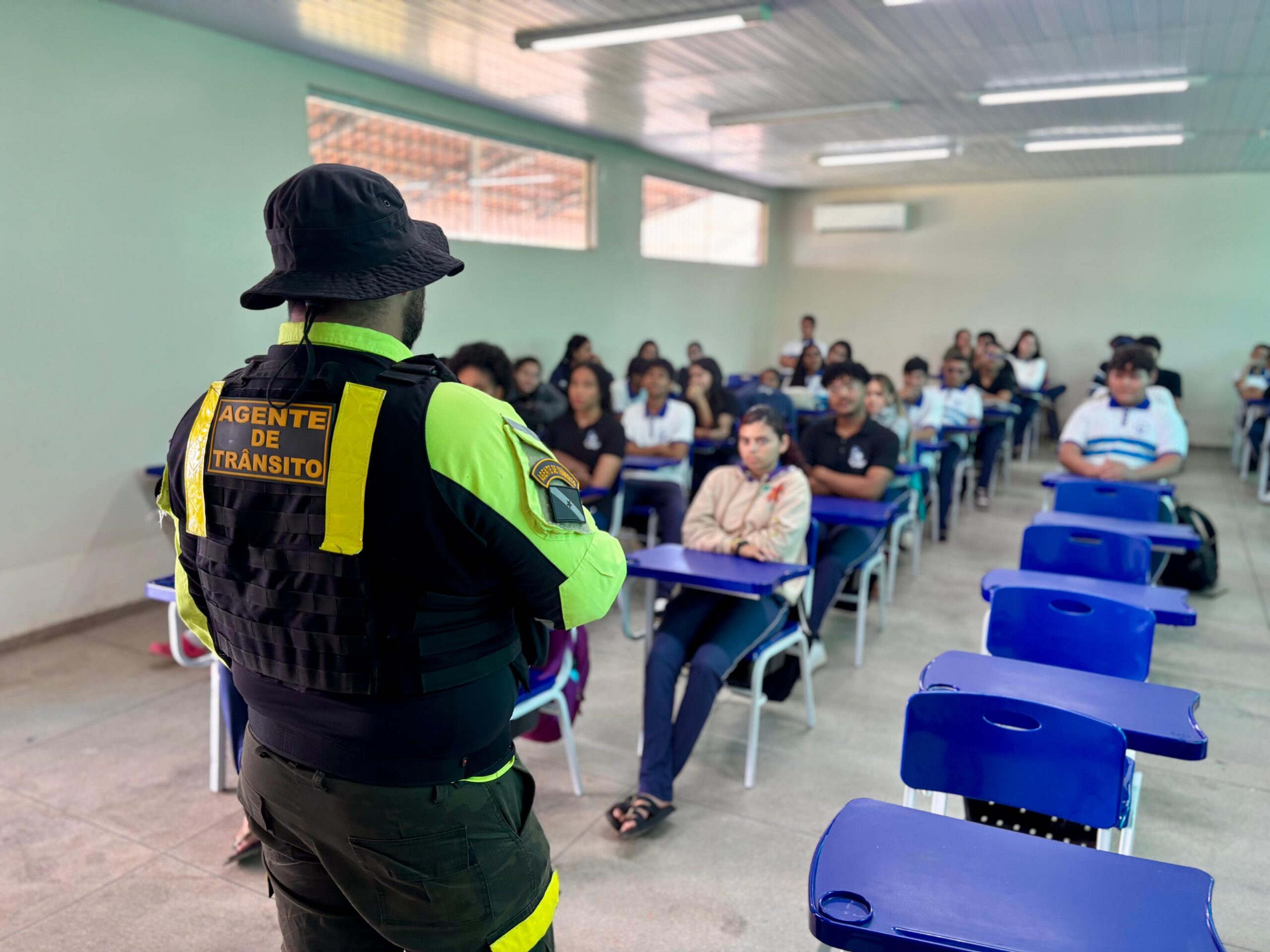 Agente de trânsito palestrando para alunos na Escola Senador Catete Pinheiro