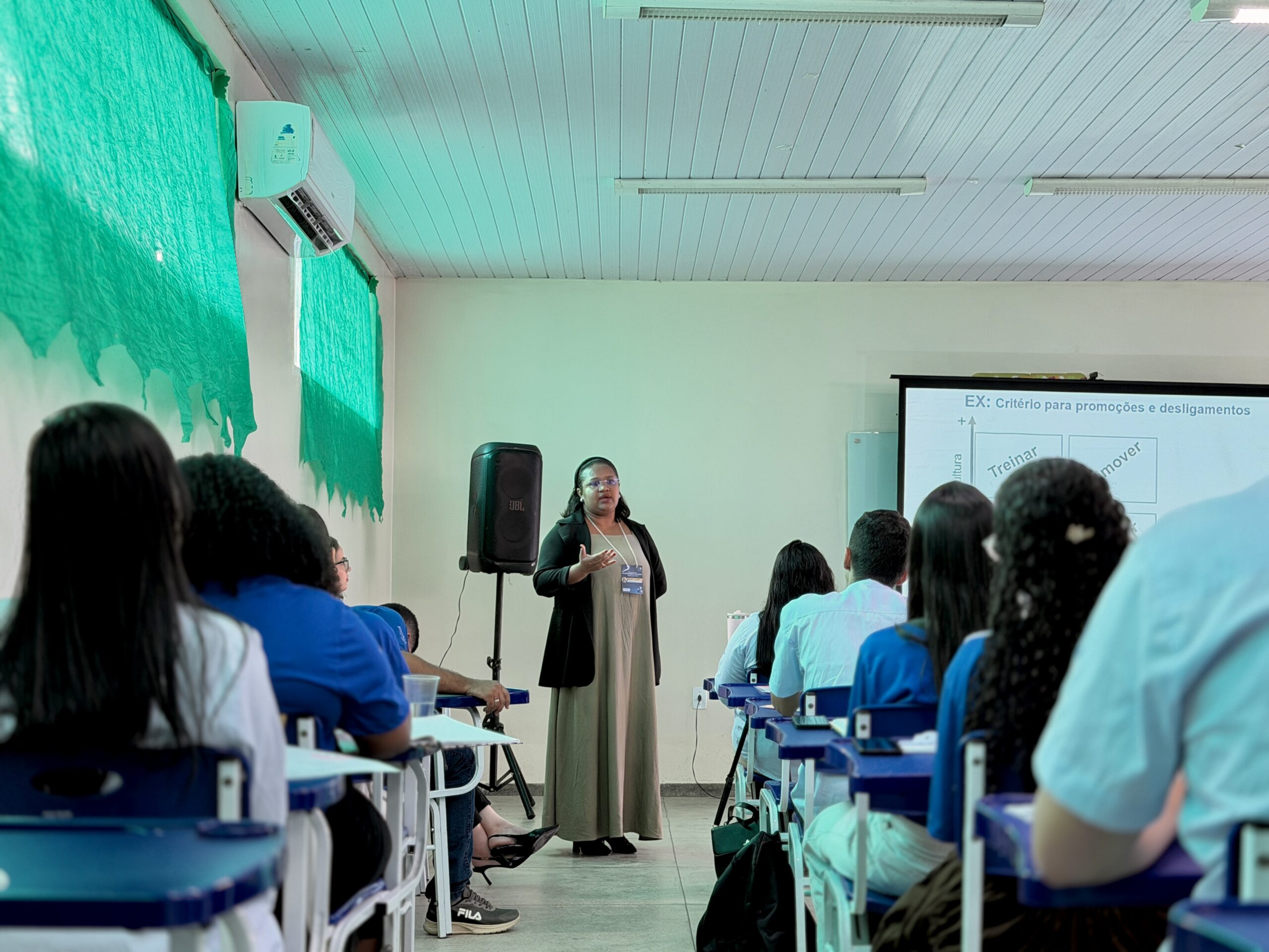 Instrutora Wellen Cavalcante conduzindo o treinamento