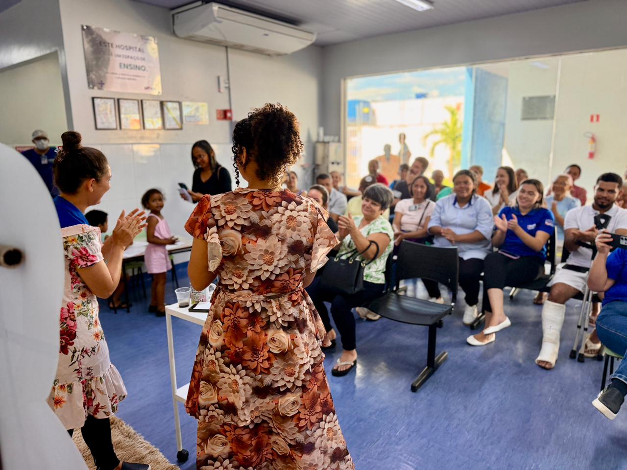 Plateia aplaudindo — pacientes e colaboradores reunidos