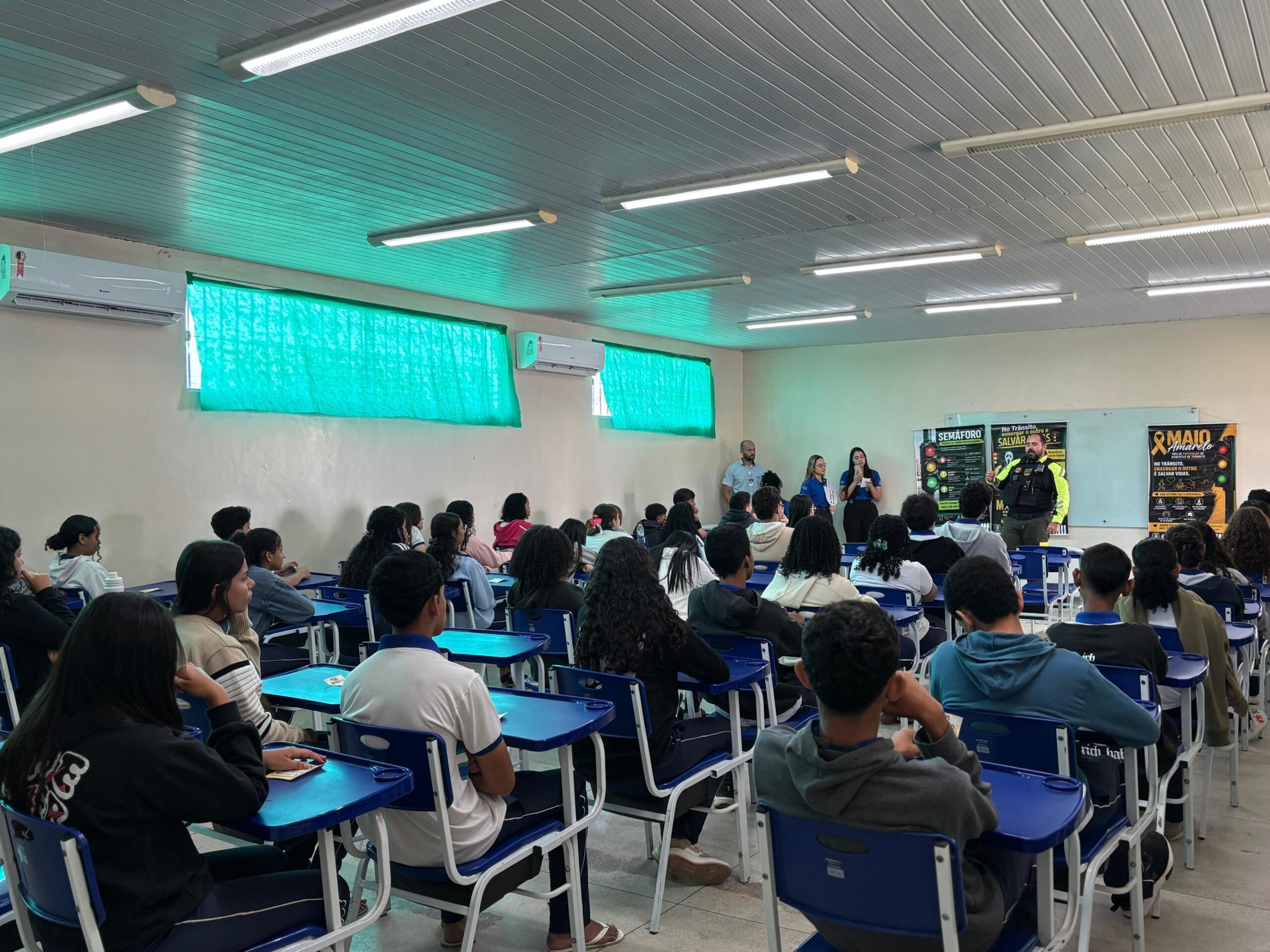 Alunos do Ensino Médio assistindo à palestra sobre trânsito seguro