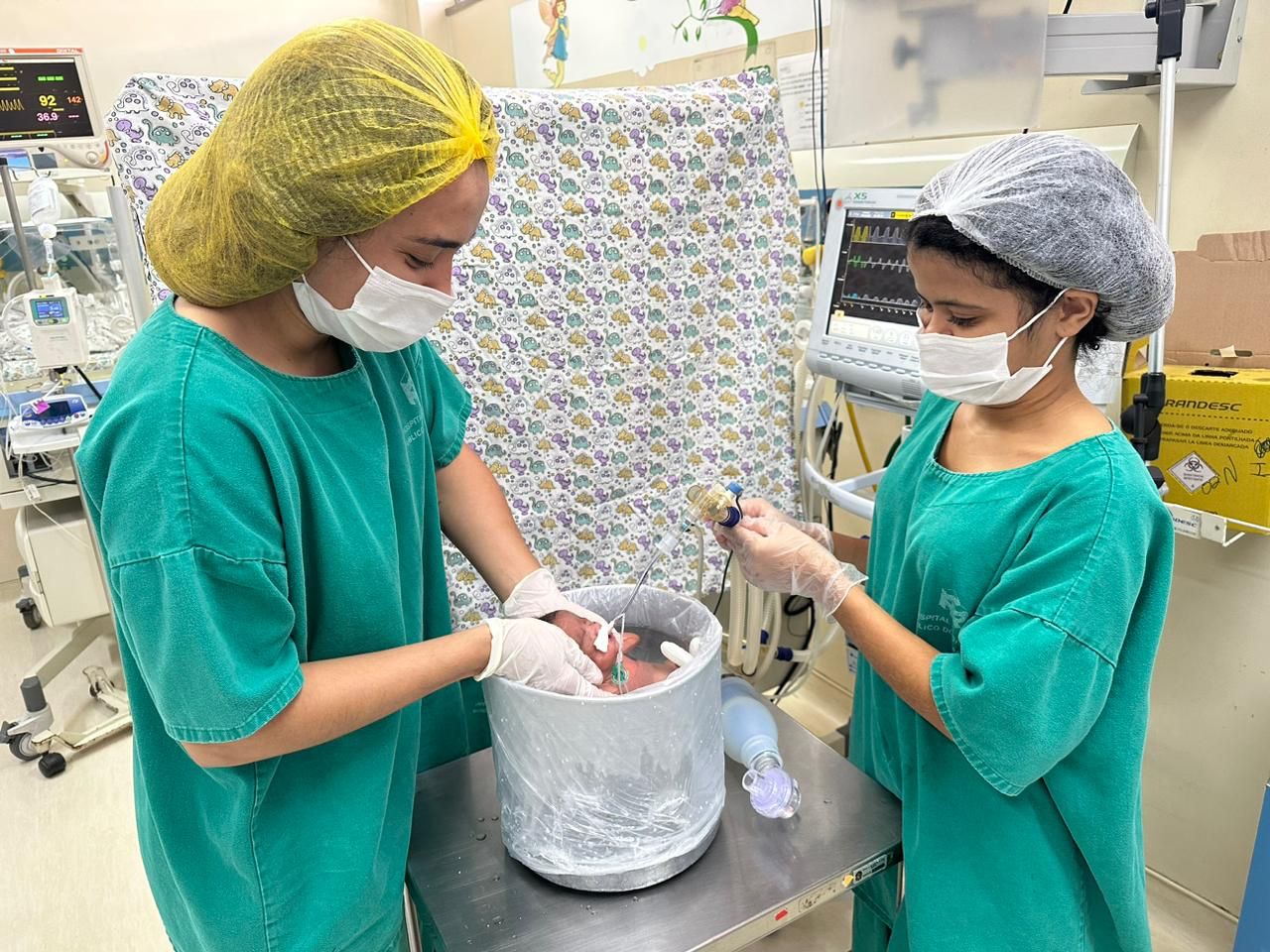 Recém-nascidos da UTI Neonatal do Hospital Regional Público do Araguaia recebem banho de ofurô