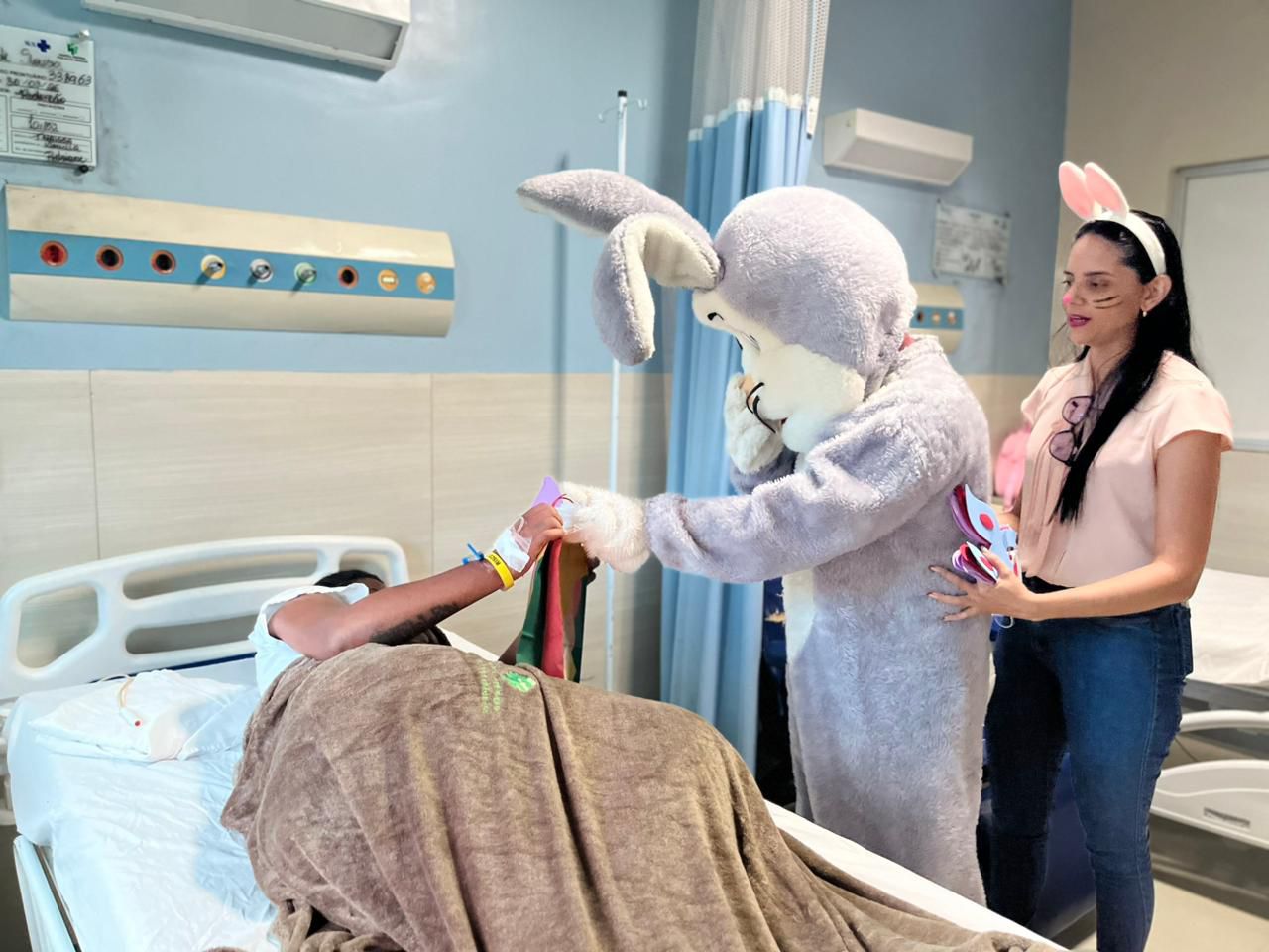 HRPA celebra a Páscoa e realiza inclusão afetiva a paciente durante ação