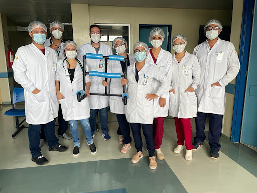 Estagiários do curso de Fisioterapia desenvolvem cadeira com canos de PVC para auxiliar na terapia de pacientes internados no Hospital Regional Público do Araguaia (HRPA)