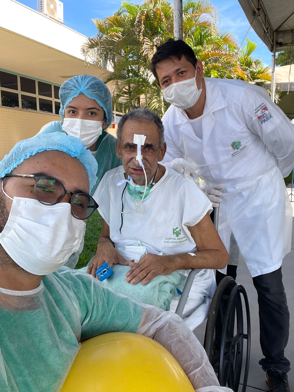 Depois de 2 meses de UTI, paciente sai do leito e passeia no jardim do hospital
