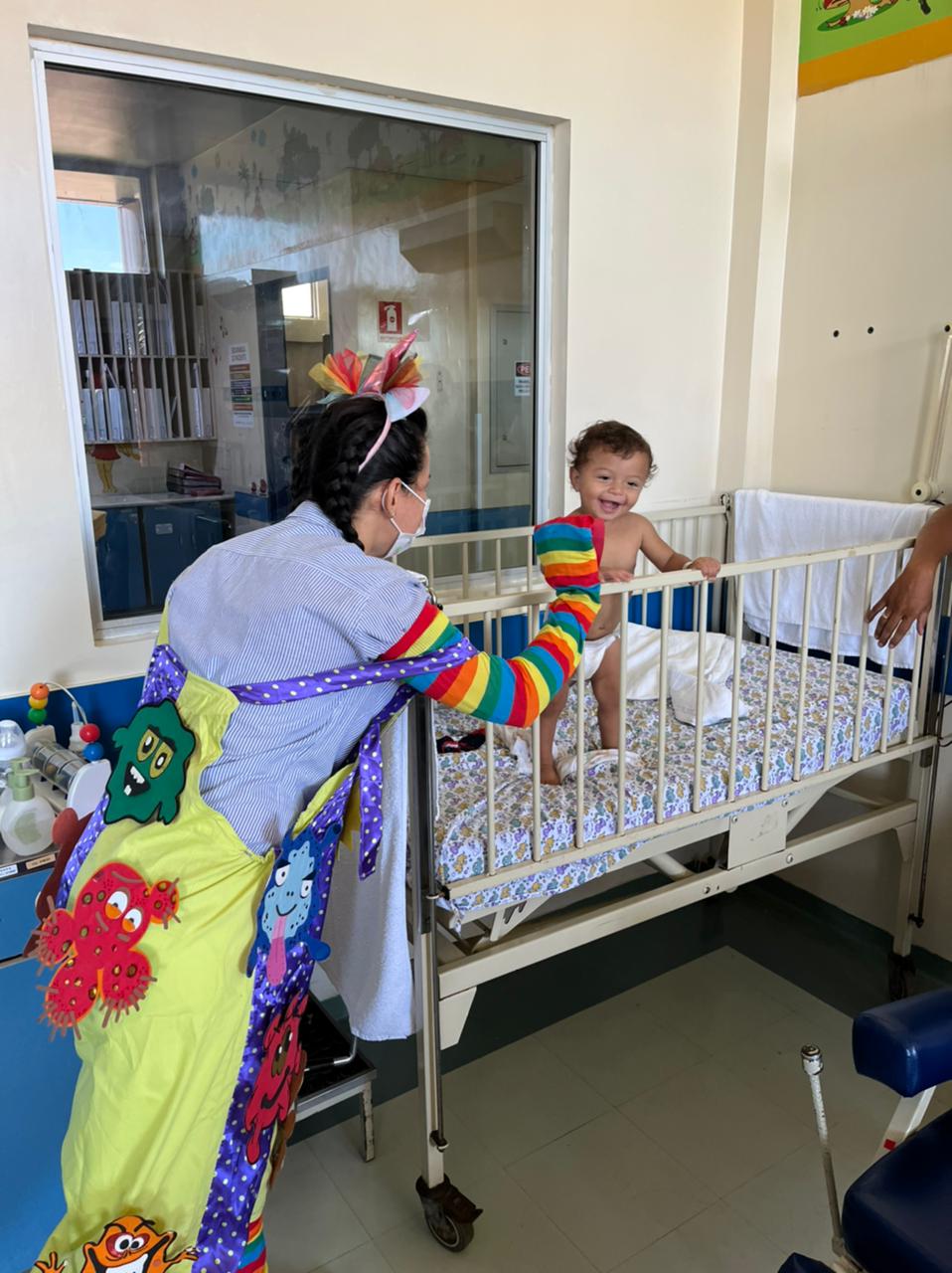 Dona Bactéria ensina crianças internadas no Hospital Regional Público do Araguaia a lavar corretamente as mãos