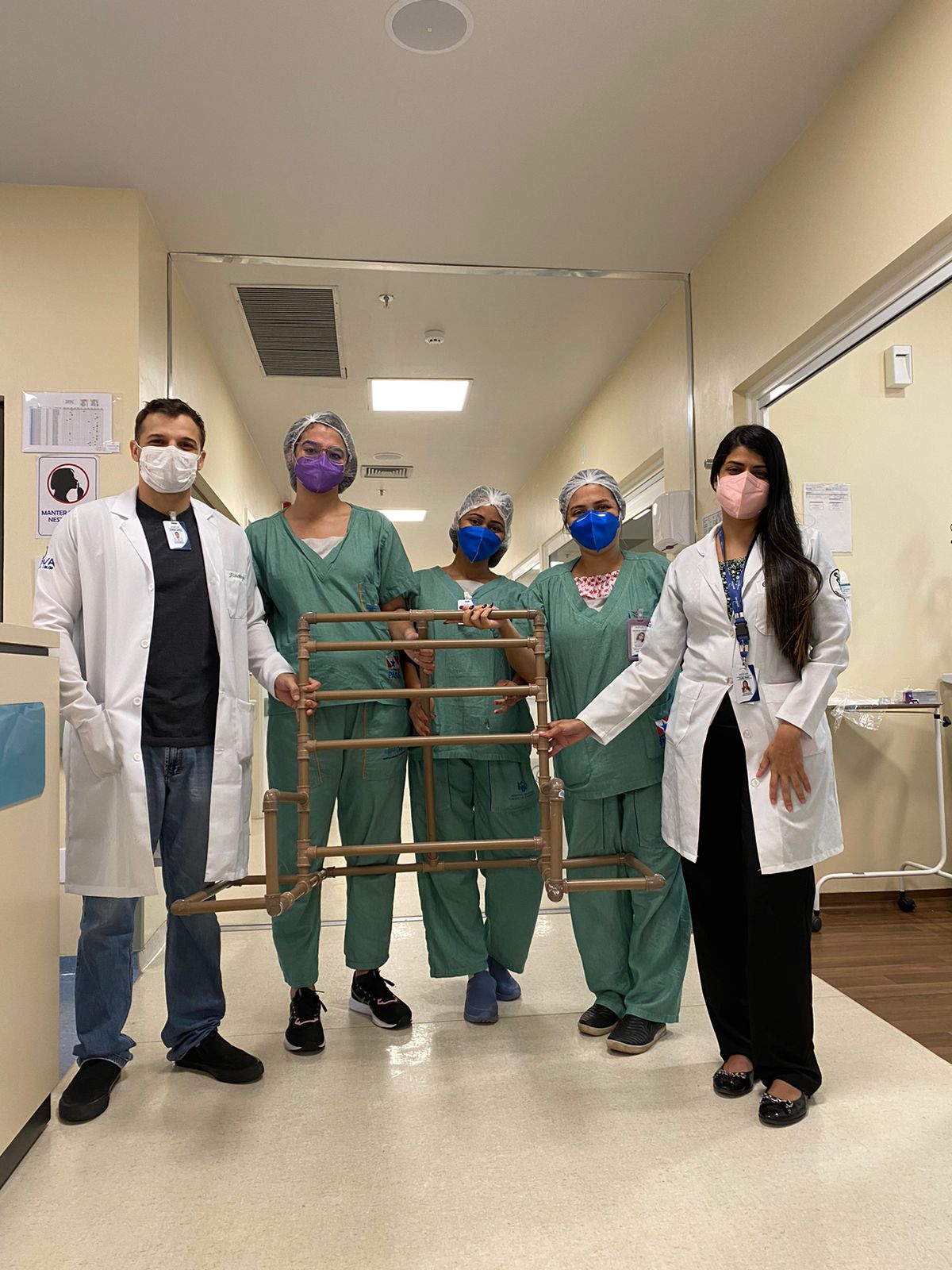 Equipe multidisciplinar do HRPC desenvolve cadeira com canos de PVC para auxiliar pacientes internados