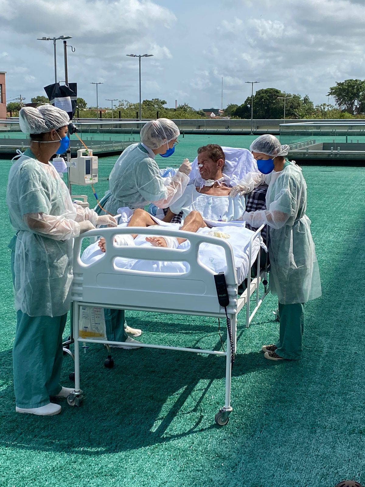 Paciente de internação prolongada realiza passeio em área externa no Hospital Regional Público de Castanhal (HRPC)